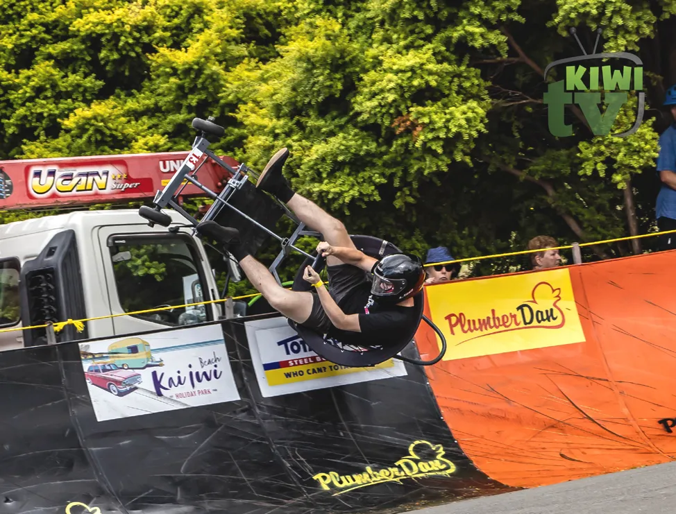 Street performers entertaining the crowd between heats